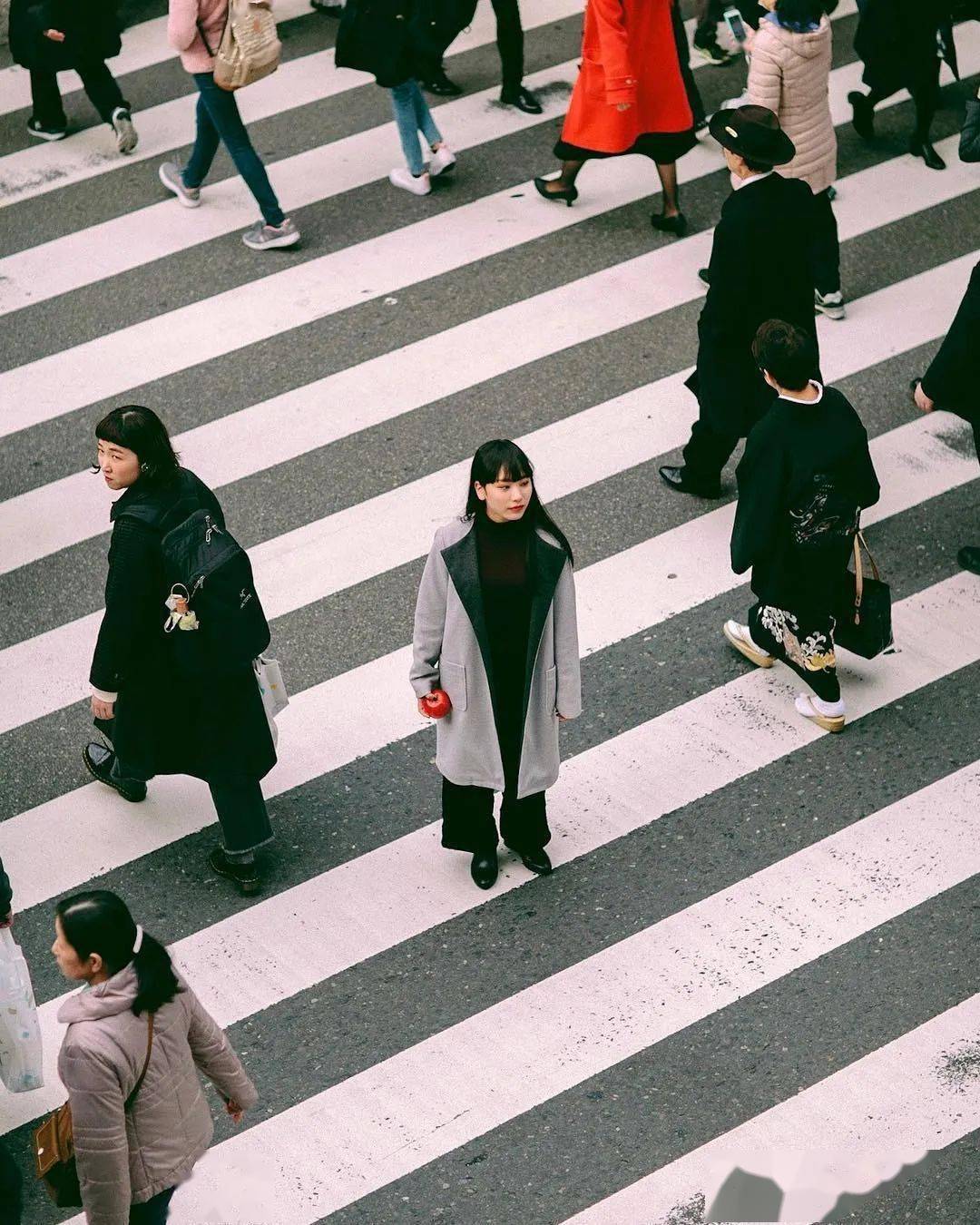 像这样 在人来人往的马路 拍出故事感其实并不难 可以俯拍斑马线 或者