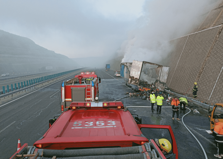 有你的吗?一辆开往太原的满载快递包裹的货车在高速路上自燃