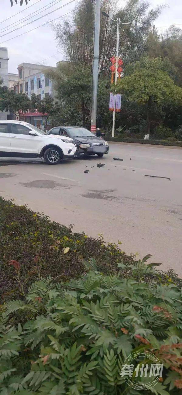 突发今日上午平南汽车城附近发生一起交通事故两辆小车相撞车头