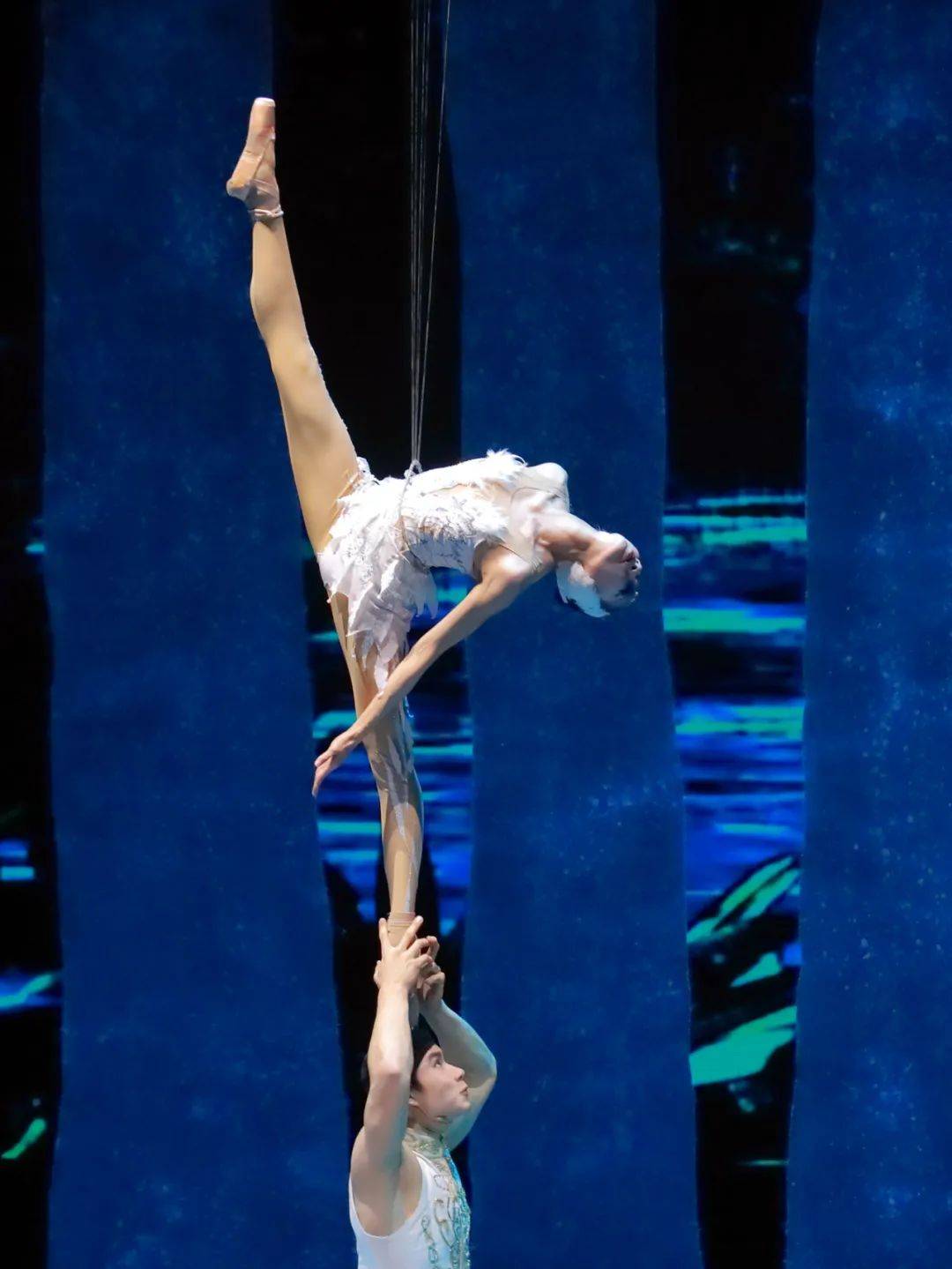带你观摩中国杂技剧《天鹅湖》_芭蕾舞