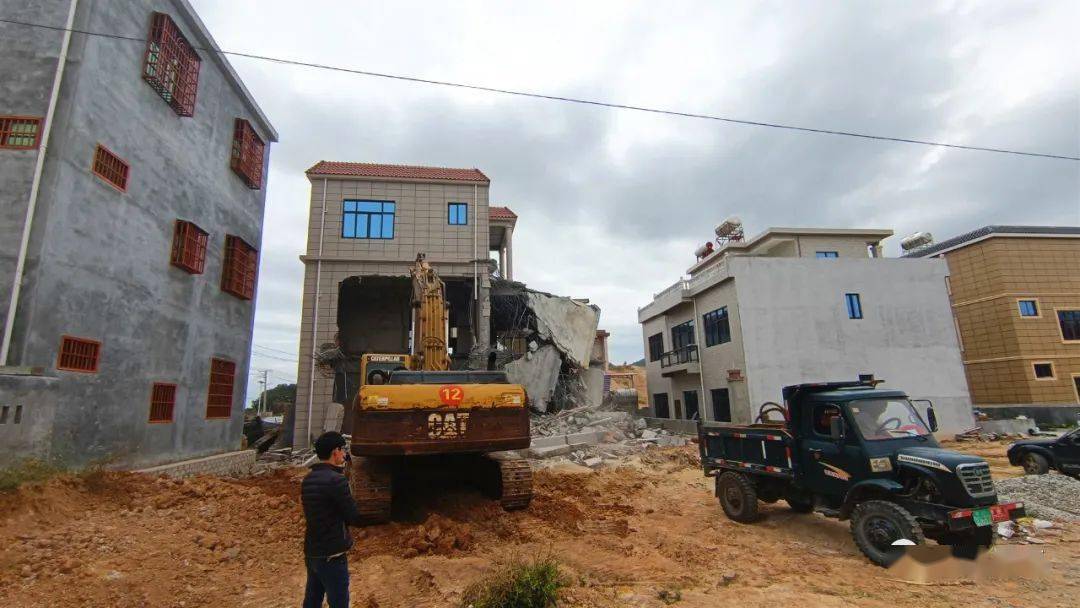 非法占用耕地建住宅陵水椰林镇一建筑被拆
