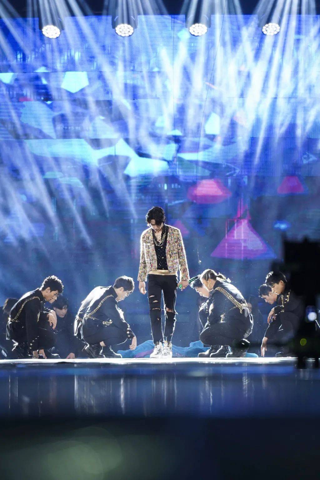 多台2021跨年演唱会大pk谁的舞台和造型谈得上惊艳难忘