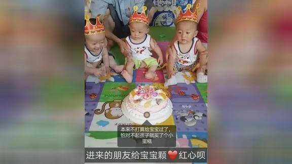 三胞胎兄弟过一周岁生日谁知老三着急抓蛋糕的表情太逗了
