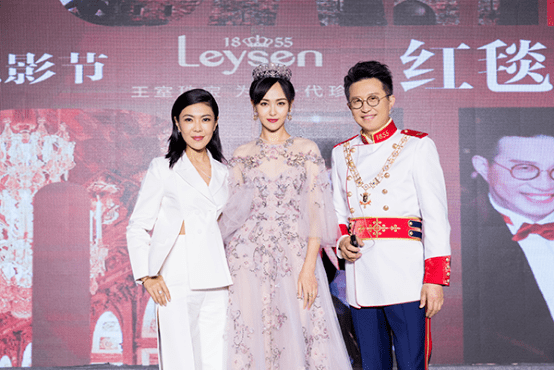 (沈东军穿着王室风格的服装亮相 图片来自莱绅通灵官网)