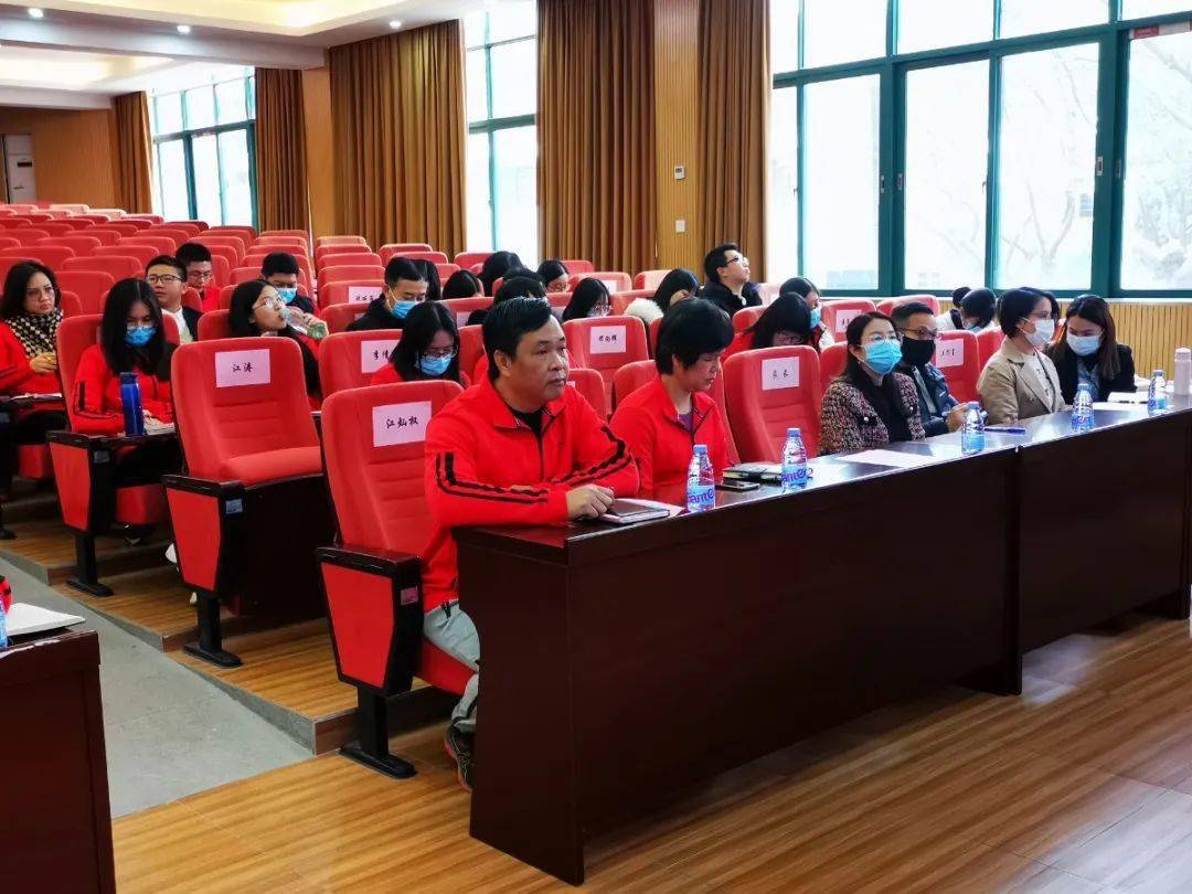 竹中论坛以德润德培育新时代大写的人竹溪中学班主任主题论坛活动