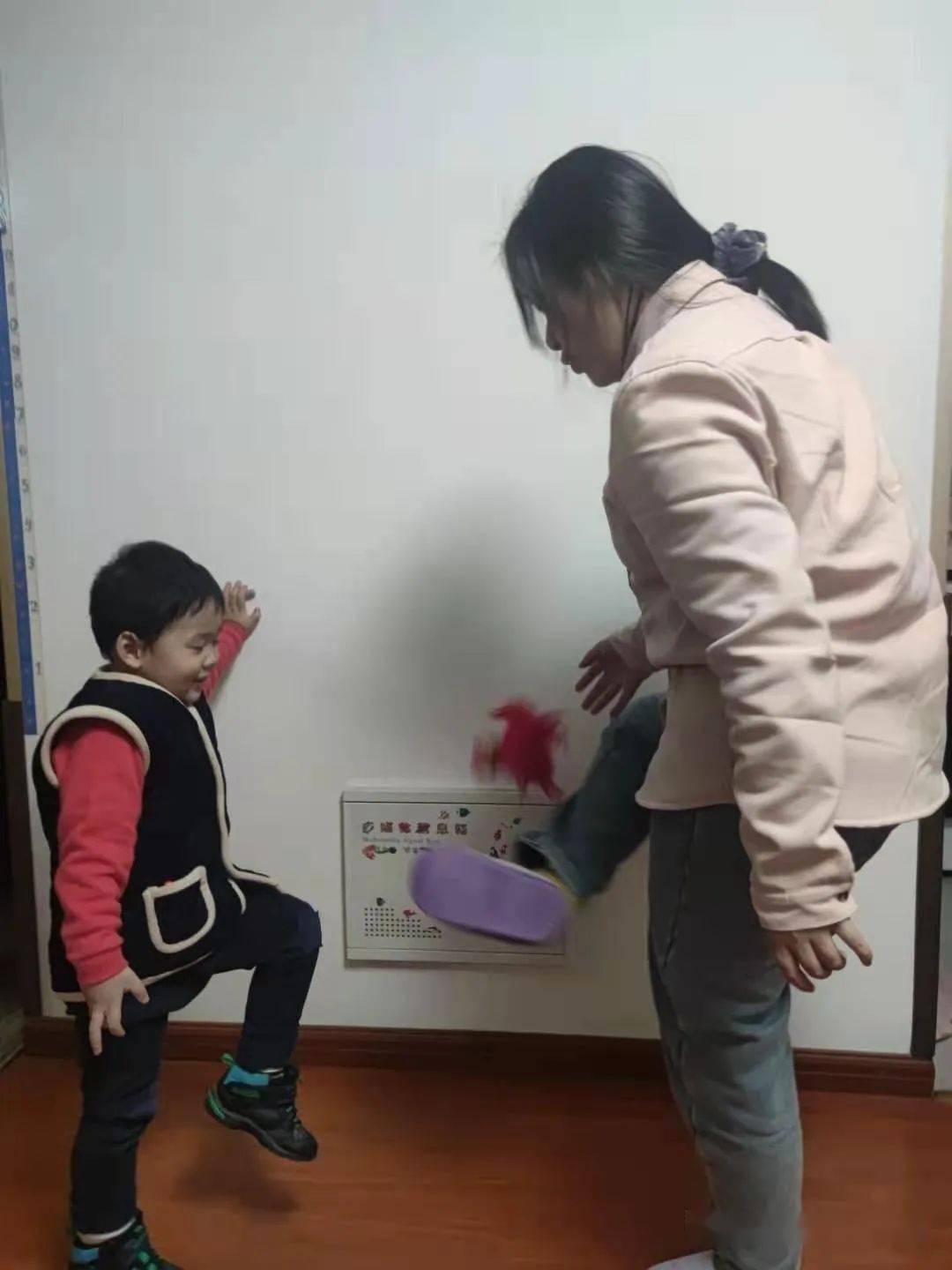 【亲子时光】玩爸爸妈妈小时候的游戏《踢毽子》