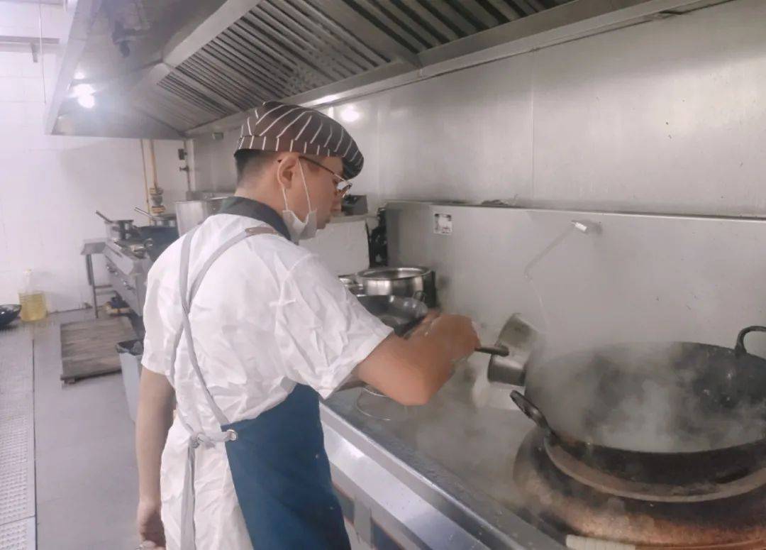 一次采访的机会,我结识了食堂的大厨.