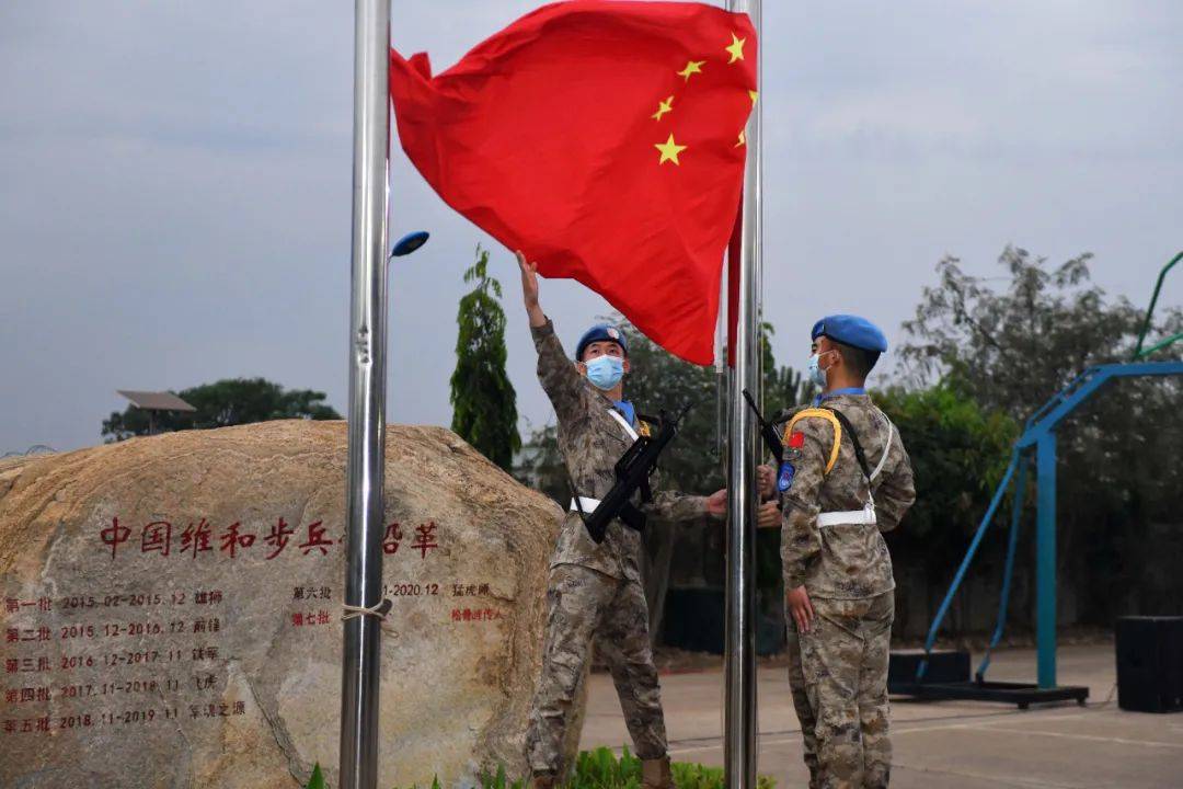 的决心表达了对祖国的忠诚坚毅的目光官兵整装肃立于国旗前新疆军区某