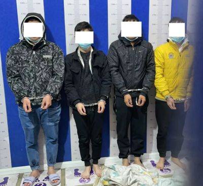 广东茂名4名男子聚集吸毒被警方抓获