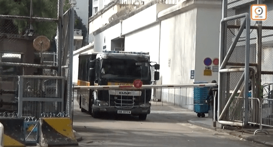 腰缠铁链被押上铁甲威龙囚车黎智英再出庭受审