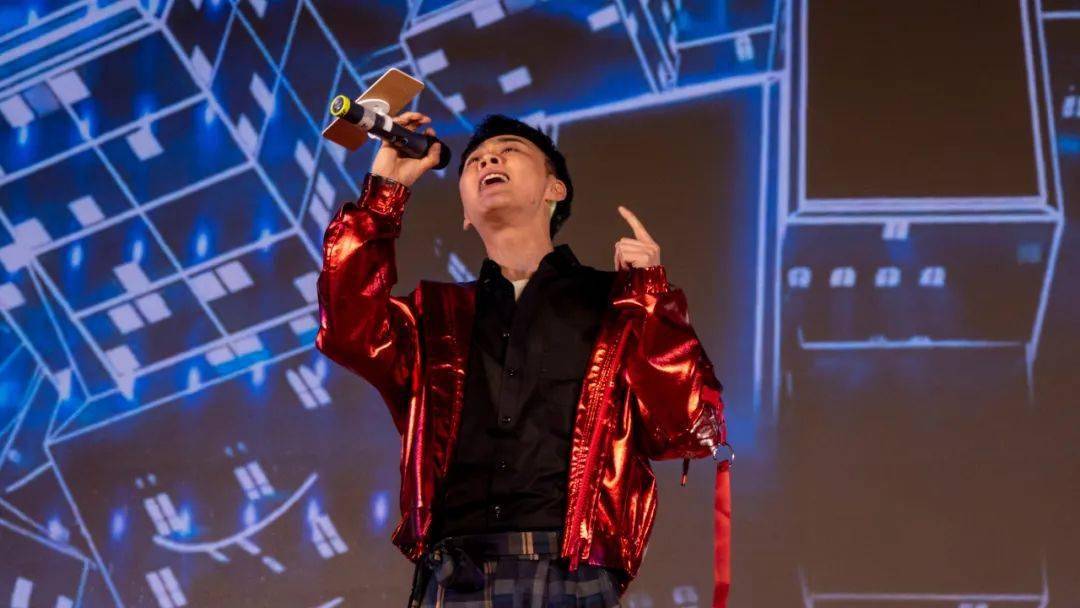 观众们都打起了12分精神,迎接中国好声音那英老师战队侯志斌的表演