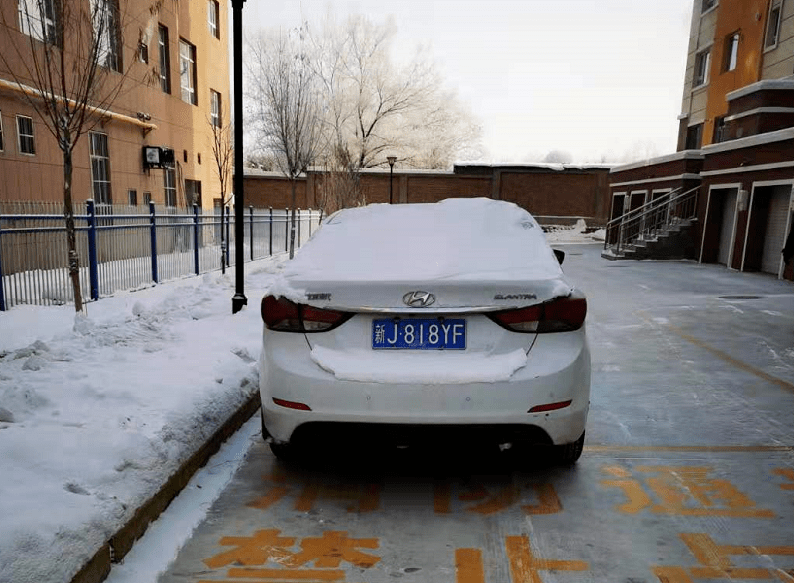 众鑫花园26幢东侧两辆僵尸车长期占道 停放,其中一辆车牌号为新j83092