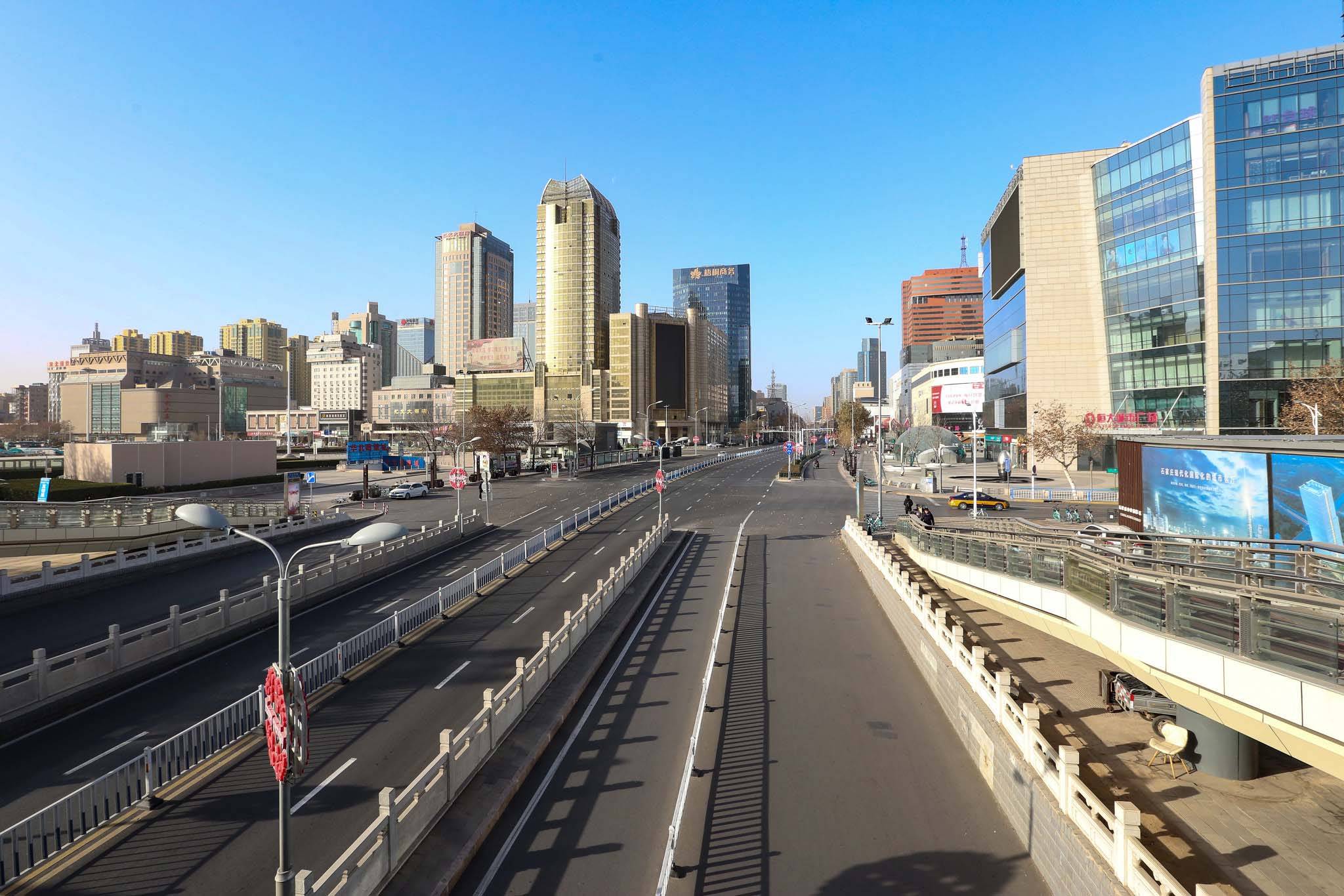 石家庄疫情防控战时状态街道空空如也车辆稀少