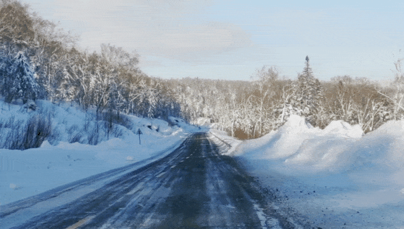 一到冬季,亚雪公路两侧林海雪原,松柏挺立,东北最美冰雪公路顿时美