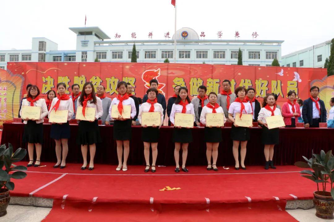 队伍专业 作风朴实靖远县乌兰小学创建于1932年,现有教师116名,教学班