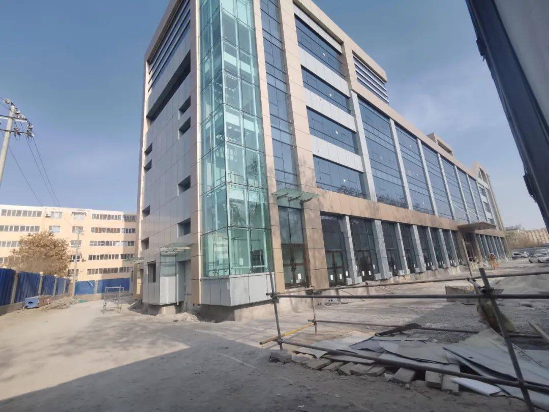 清盘和田市中心一座农贸市场已建成少量现铺档口清盘中