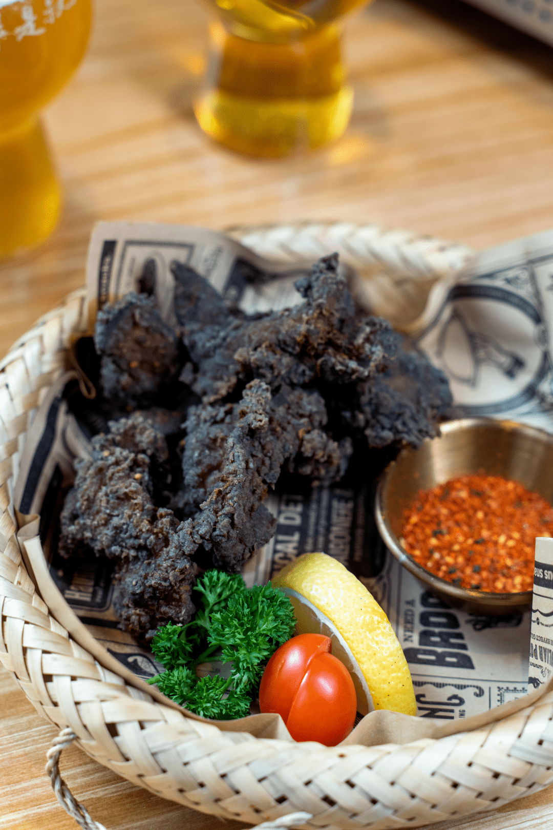 别看这炸鸡是呼应店铺格调的黑色,这可不是什么"黑暗料理",只是墨鱼汁