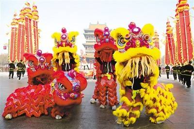 1月2日,民间艺人在山东枣庄台儿庄古城表演"华幡狮舞".