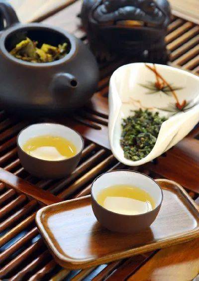 简,人淡如茶,别有一番滋味神思心境随茶香飘渺升腾目视茶色,口尝茶味