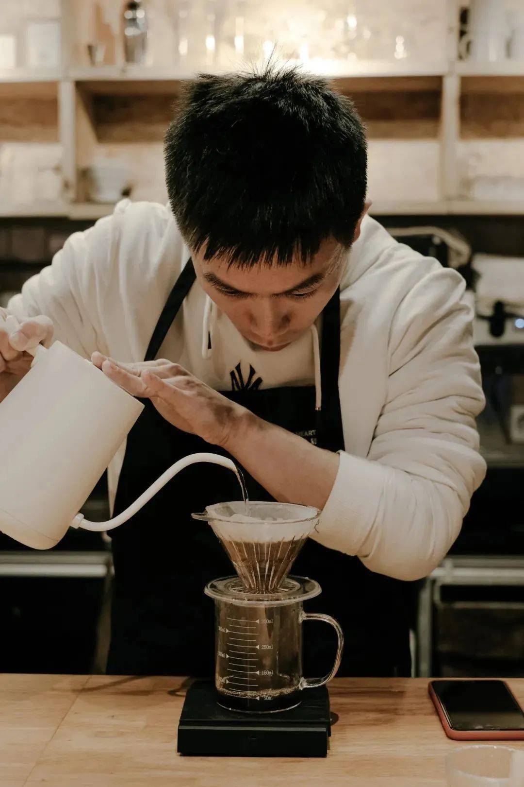 西门口有一群视障咖啡师用手和心做咖啡