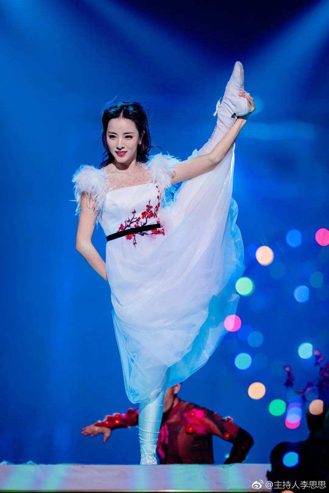 李思思:有凡尔赛的幸运,也有独自承受的焦虑丨人物