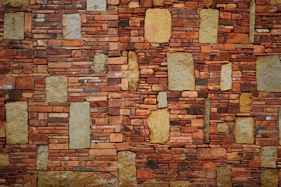 出砖入石2燕尾如画,瞬间即永恒光影叠加在红砖墙面上便是飞驰在蓝天的