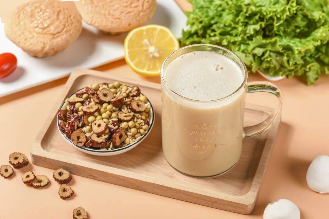 它是"国民早餐饮品",补虚润燥,利水消肿!这样搭配,效果更好_黄豆浆