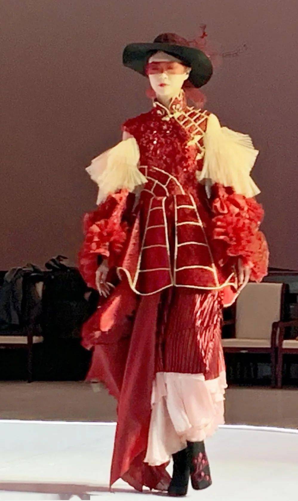 霓裳羽衣青春年少南传服装表演专业学生惊艳亮相紫金奖秀场