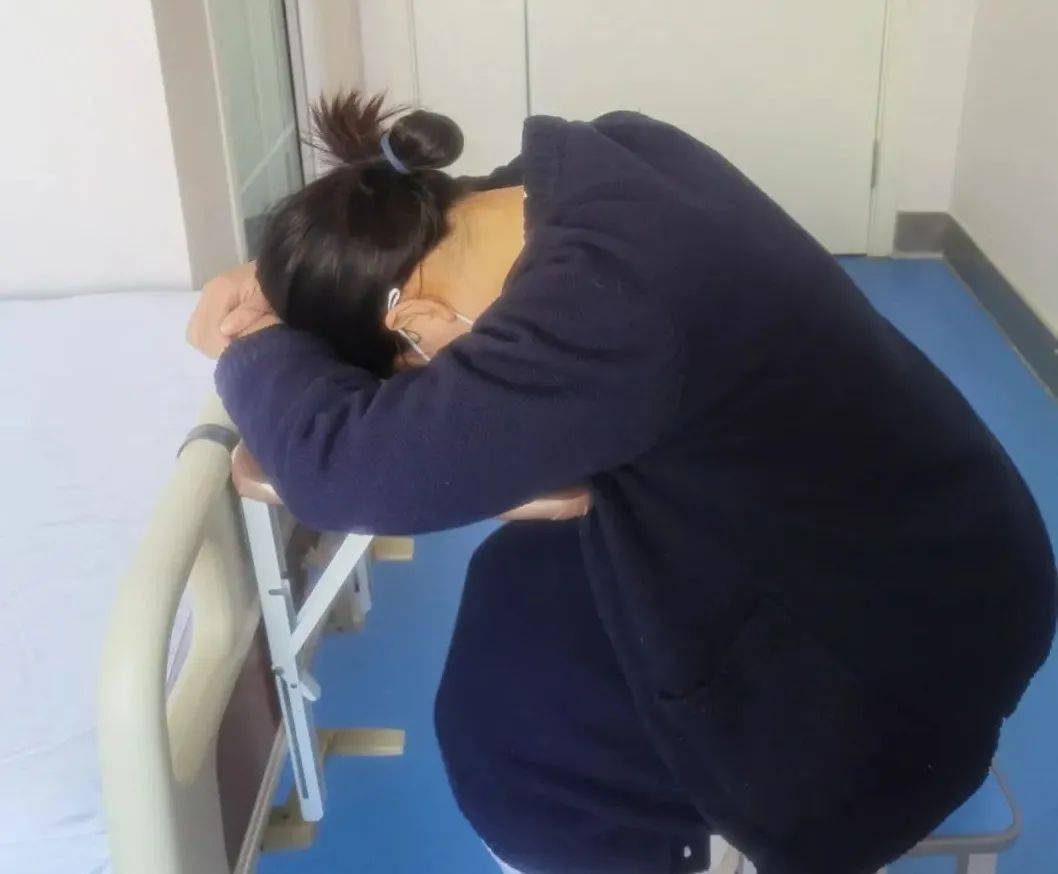 做完视网膜脱离手术后,"解锁"了睡觉的新姿势——趴着睡:背朝天花板