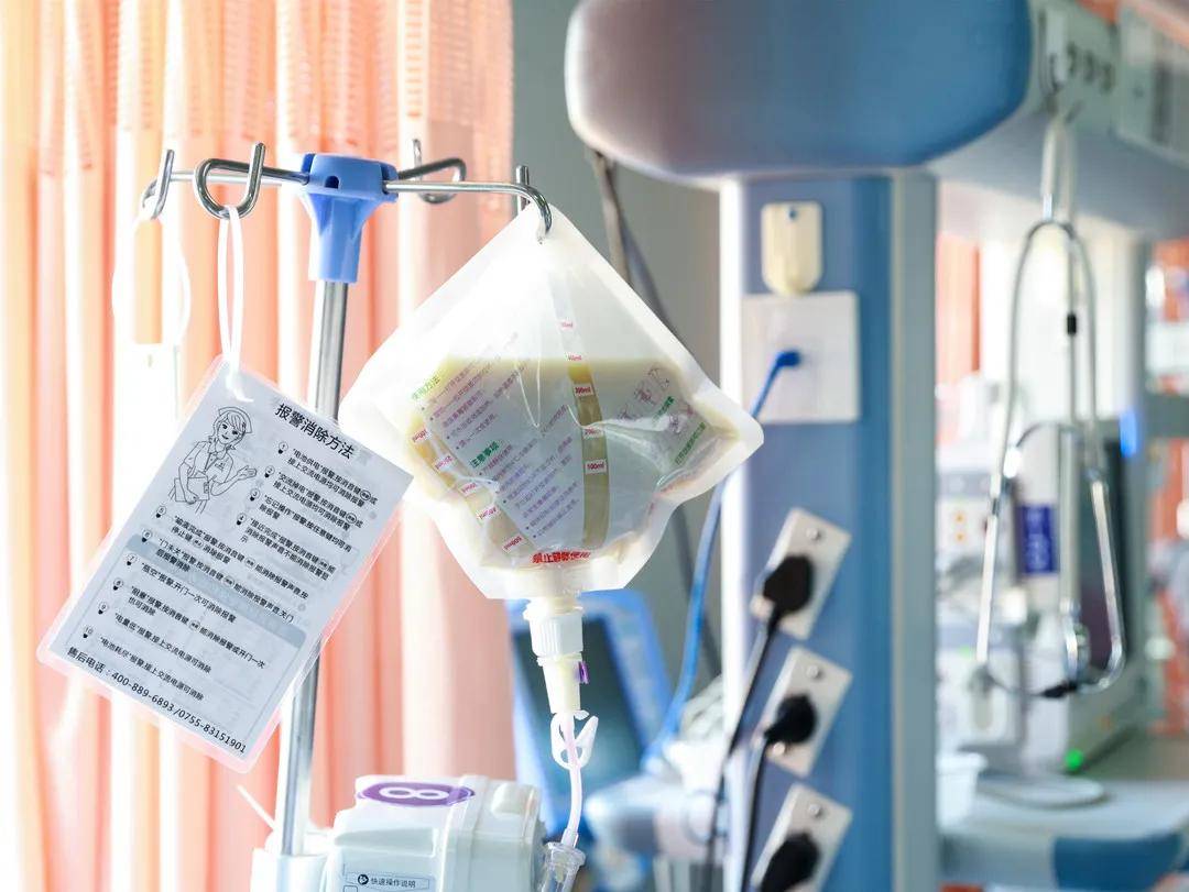 静脉营养,通过点滴,可以帮助肠道需要休息的患者或肠道不能从所吃的