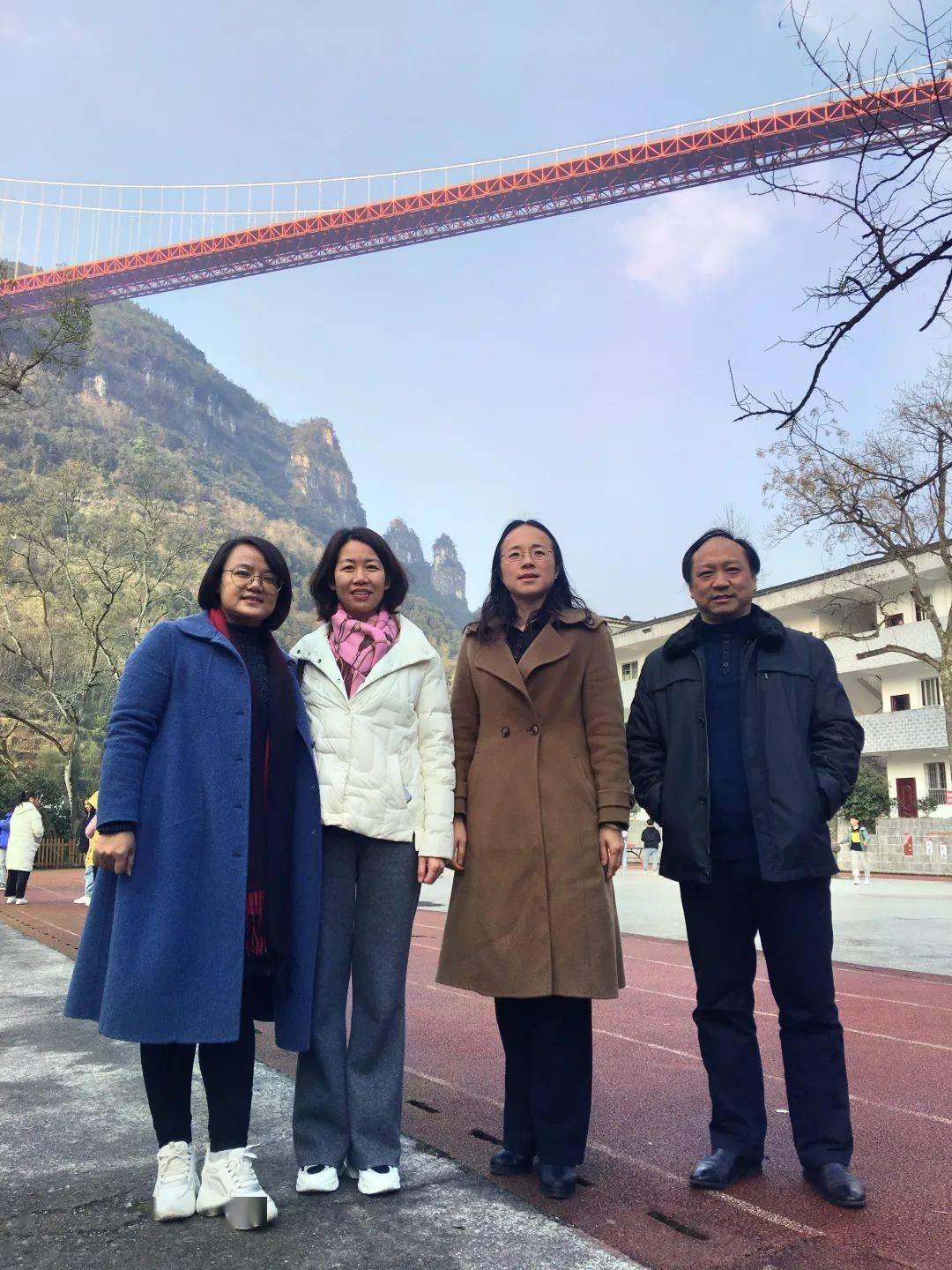 情牵矮寨支教老师株洲八中校领导为矮寨中学送去元旦礼