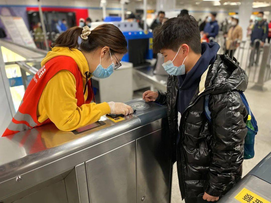 志愿者郭玉宁指导乘客使用metro大都会app进站志愿者屈昊在8号线出站