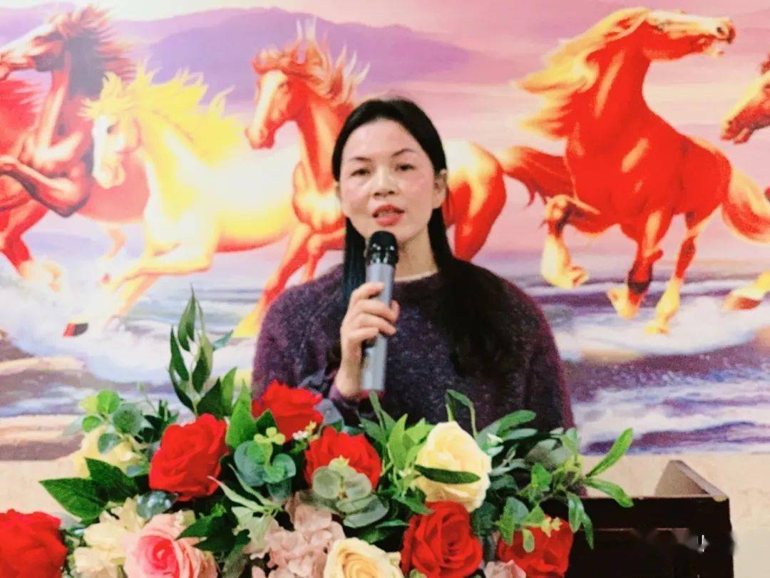 杨小娟副会长主持本次会议