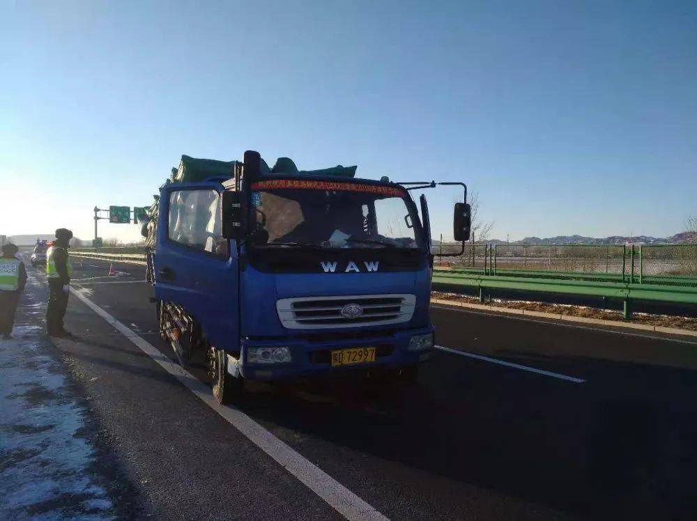 赤通高速车底下躺着一个人!