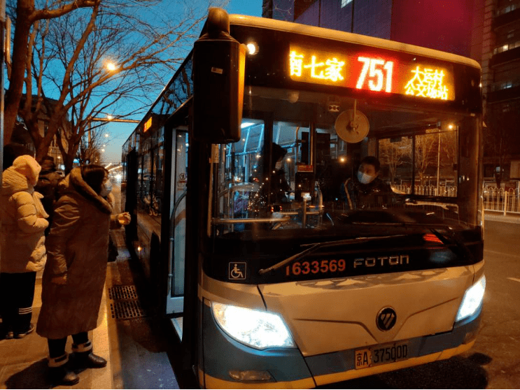 极寒冬日北京公交伴您温暖前行