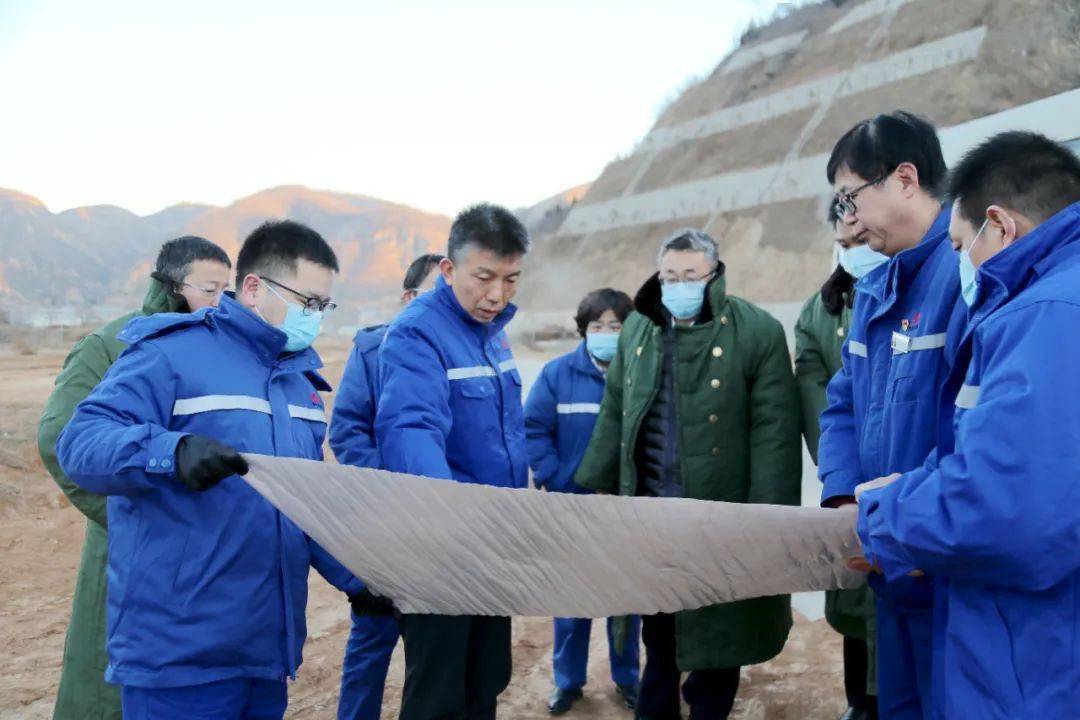 调研组一行首先现场查看了永坪化工园区石油沟区域建设情况,听取转型