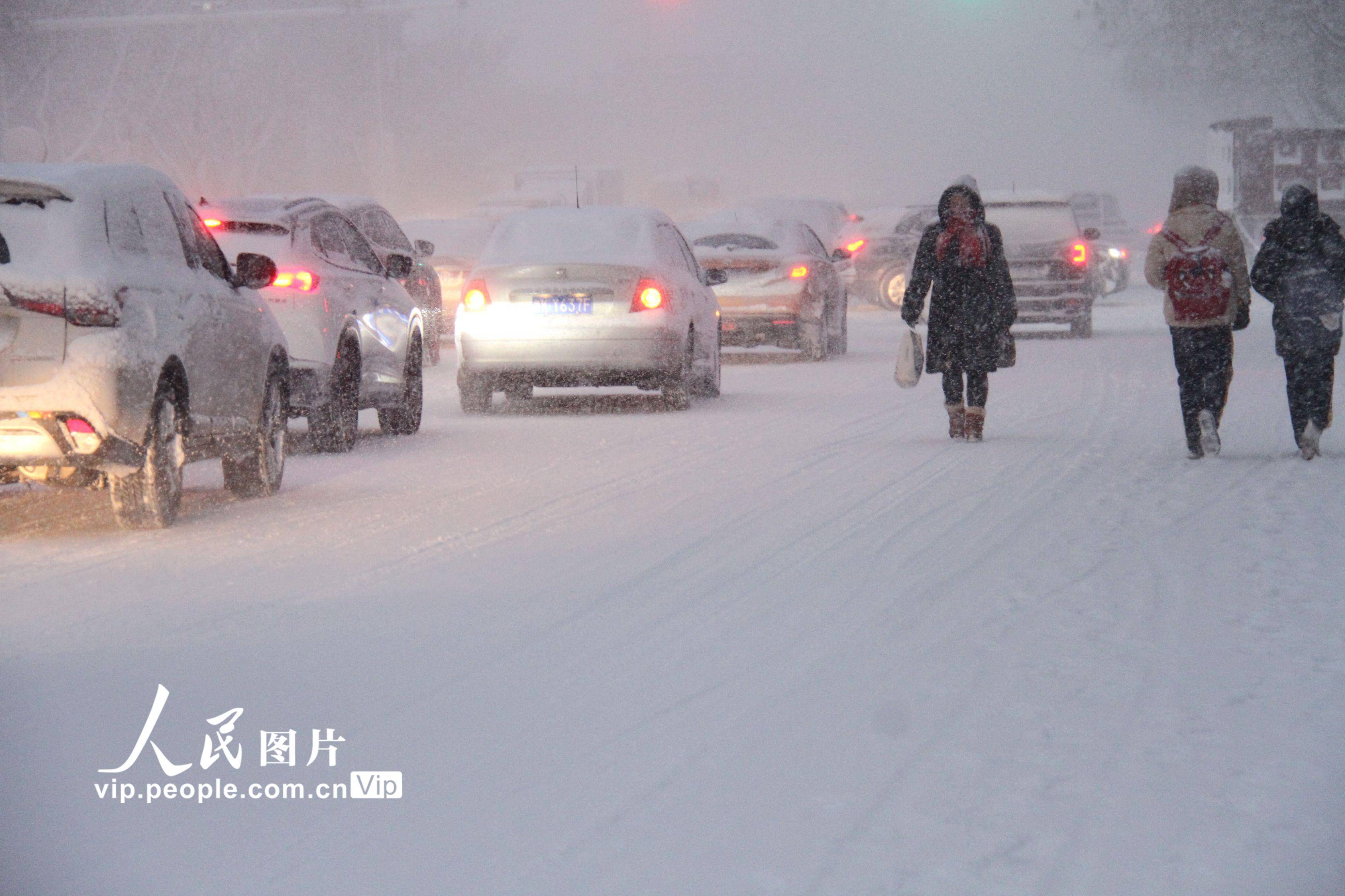 山东威海寒潮肆虐暴雪袭城