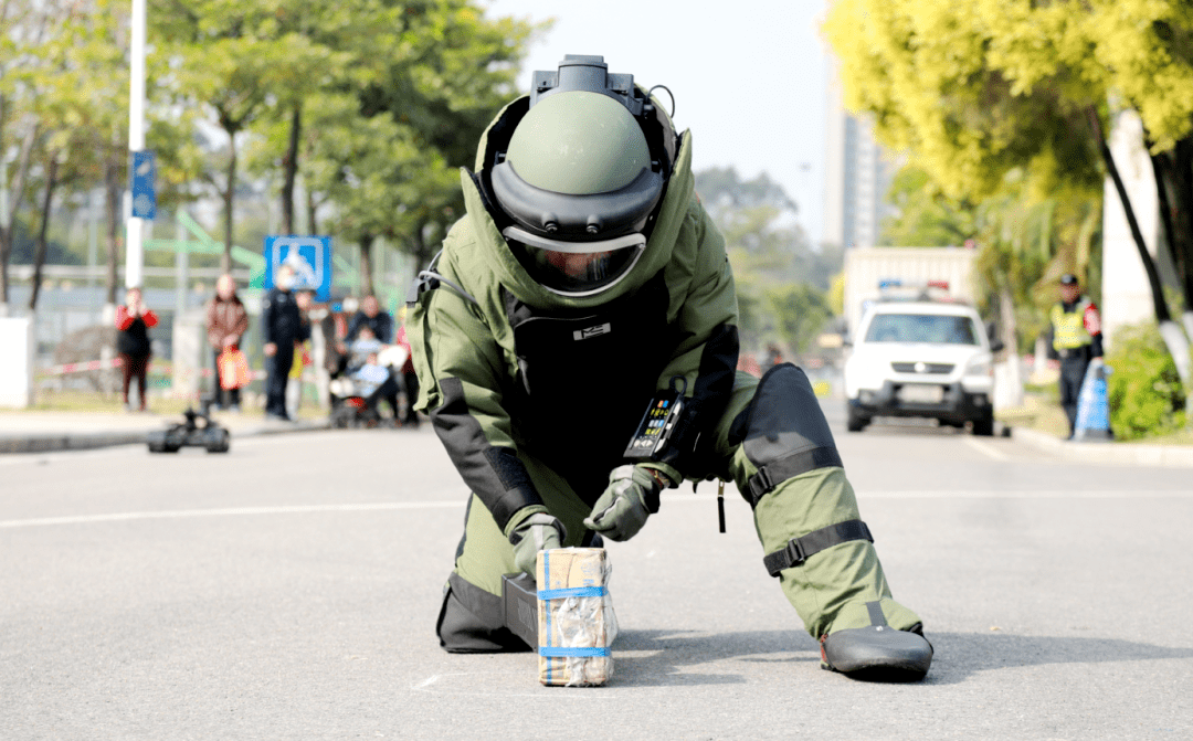 看拆彈專家現場排爆零距離接觸警用裝備馬上有機會