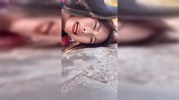 大哥把美女脸踩在地上看到最后我才明白过来