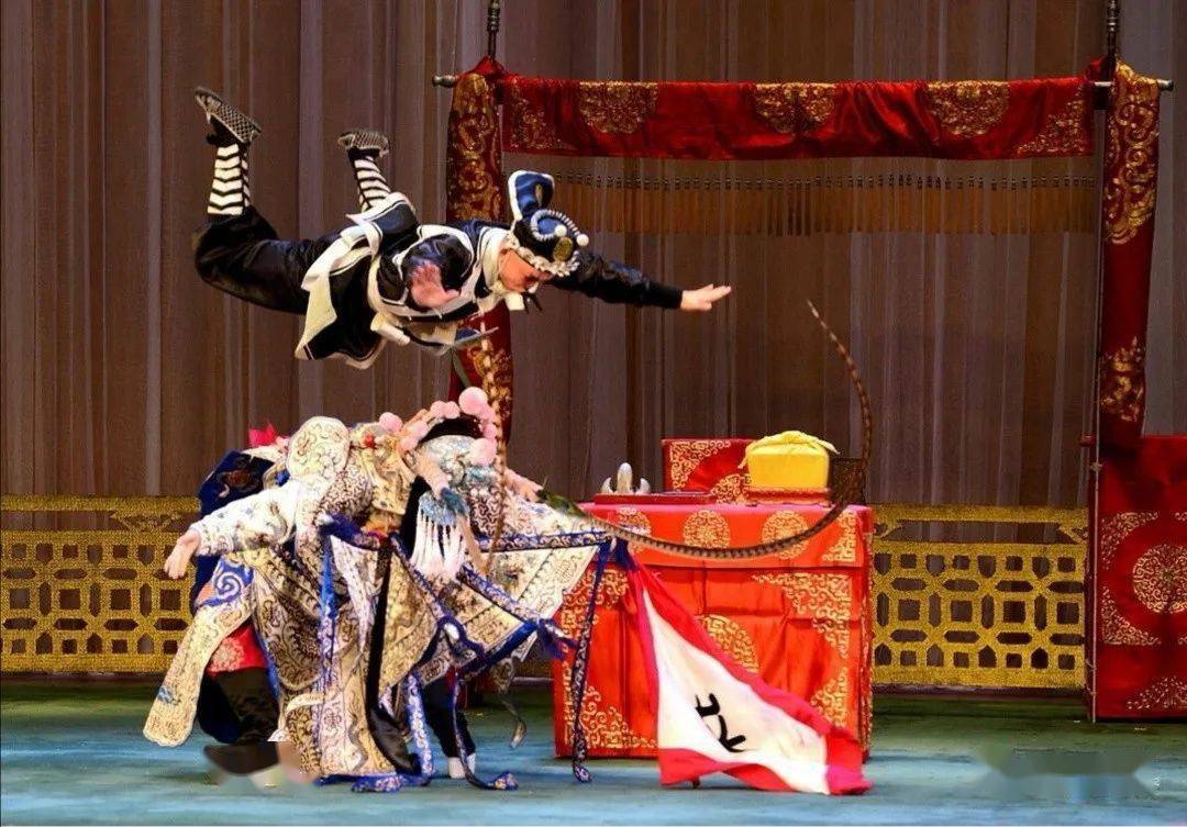 《盗甲》饰时迁与老师张铭荣,左是张暖与郎石昌老师北方昆曲剧院的