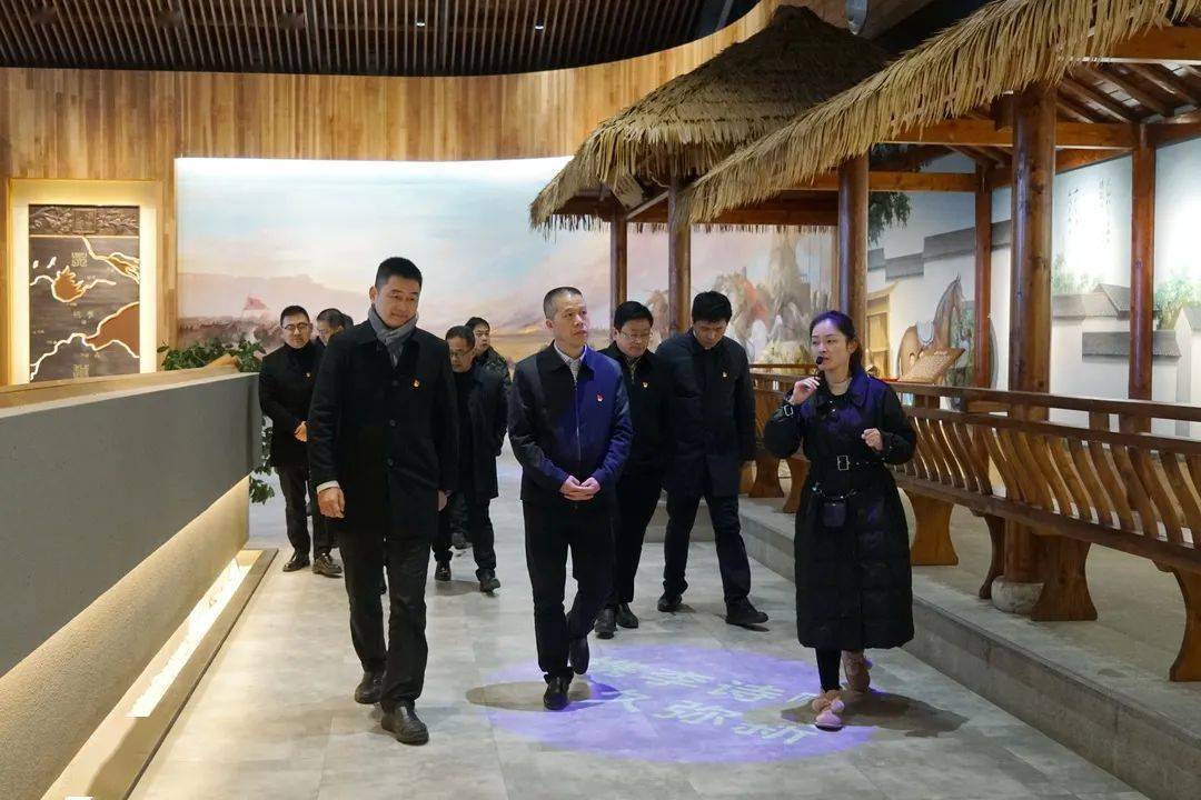 章建通一行首先来到桃园村,听取乡村旅游精品线路的介