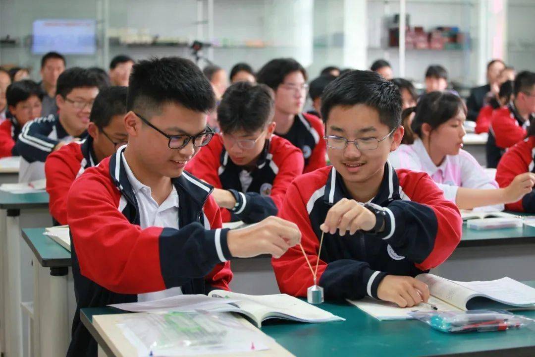 闵行三中坚定走在航空航天特色高中创建道路上