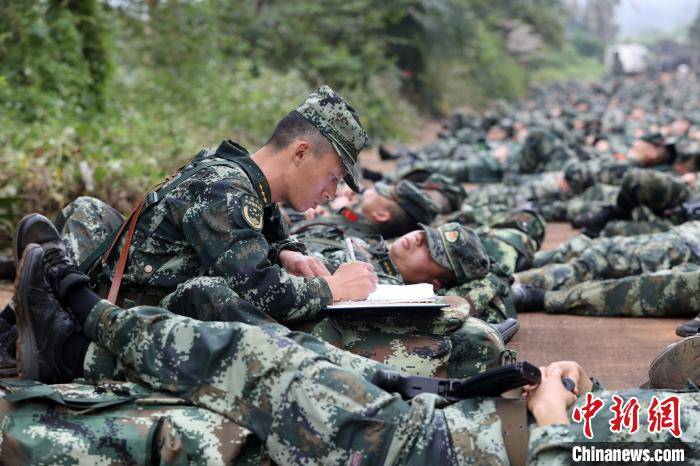 武警海南总队冬季野营拉练见闻:战鼓催征激斗志_部队