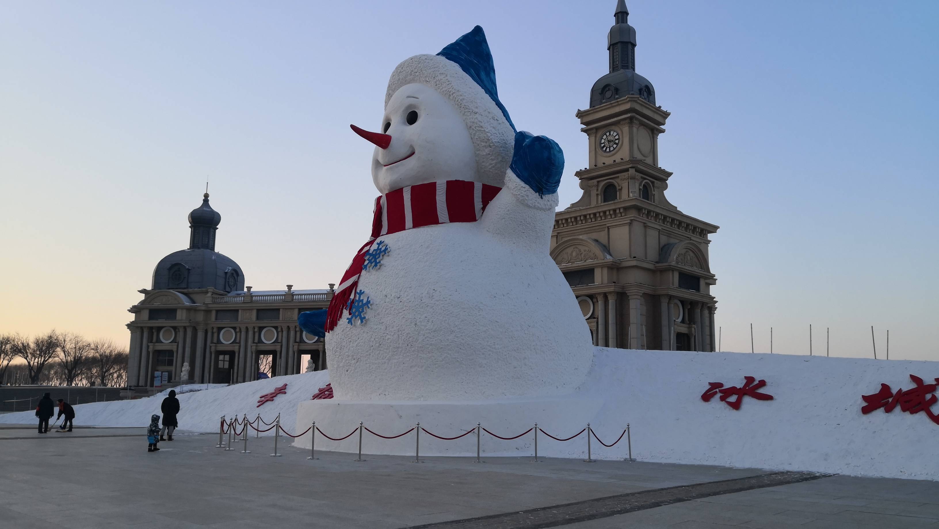 近20米高的大雪人成哈市冬季的一处新地标你来看了吗
