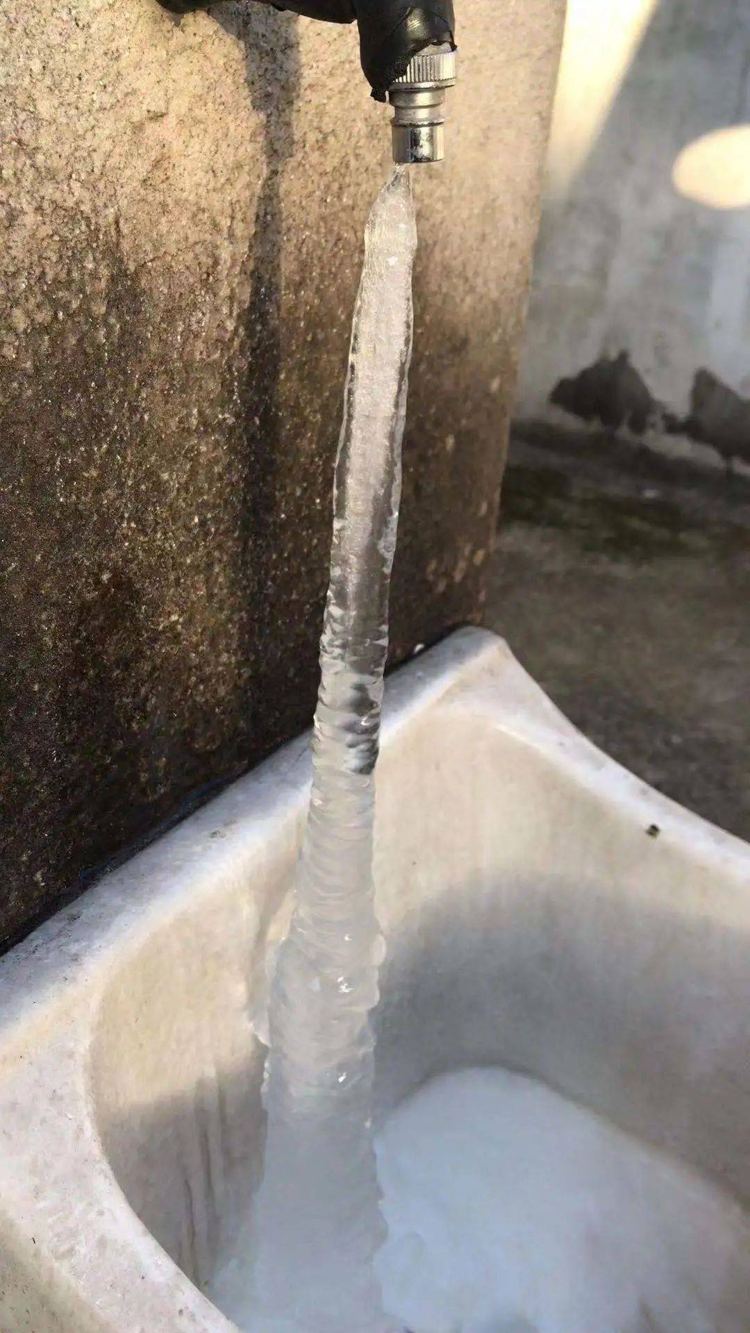 挂的够长啊!水龙头,你还好吗?冻住了!