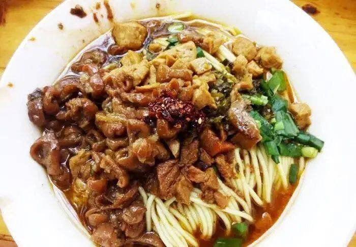 肥肠,脆哨,叶子往里一拌咸甜且嫩滑这时再来一份传统卤饵丝没有了大