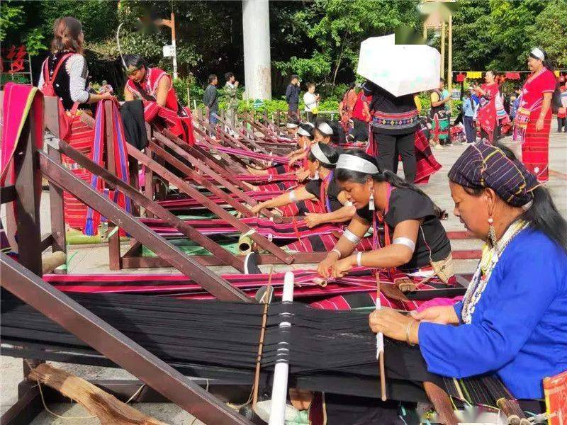 (佤族织锦)(佤族木鼓舞)近年来,永俄寨先后被评为云南省民族文化生态