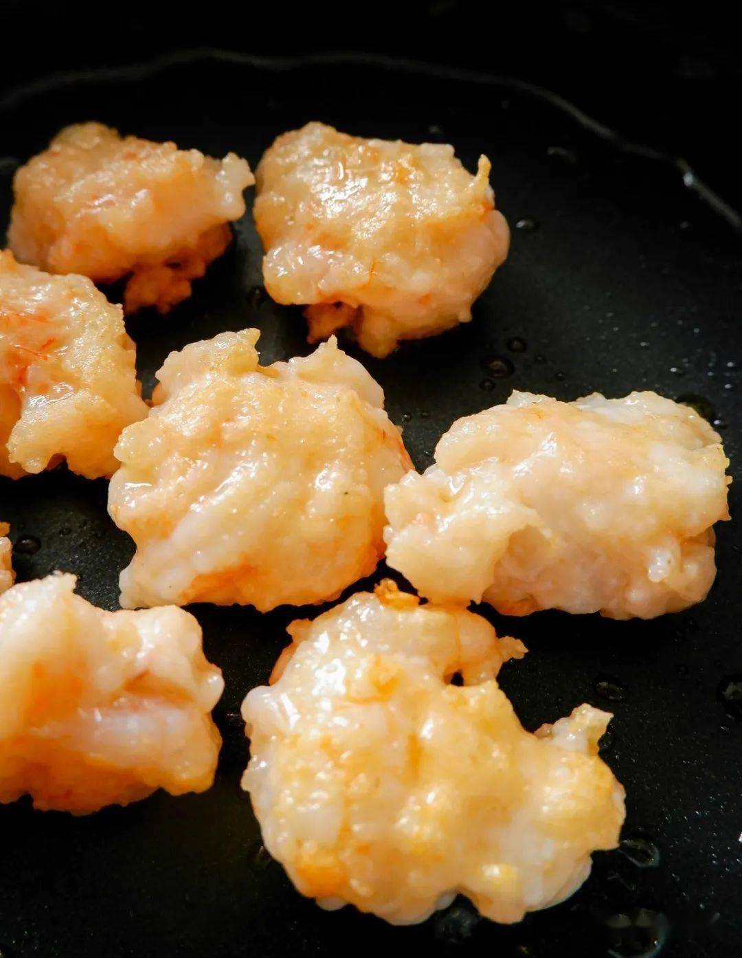 超下饭的香煎虾滑鲜香q弹,外脆内嫩煎到两面金黄就可以开动啦番茄虾滑