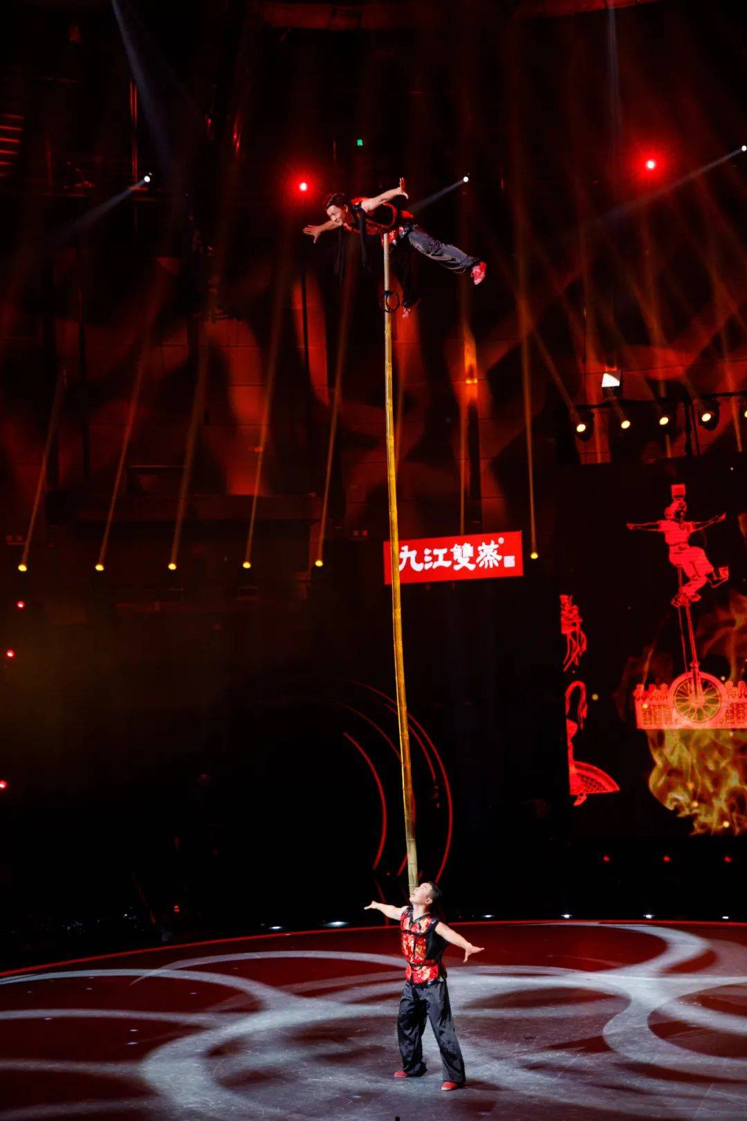 一言不合就爬竿!这么惊险的爬竿表演你见过吗?_杂技