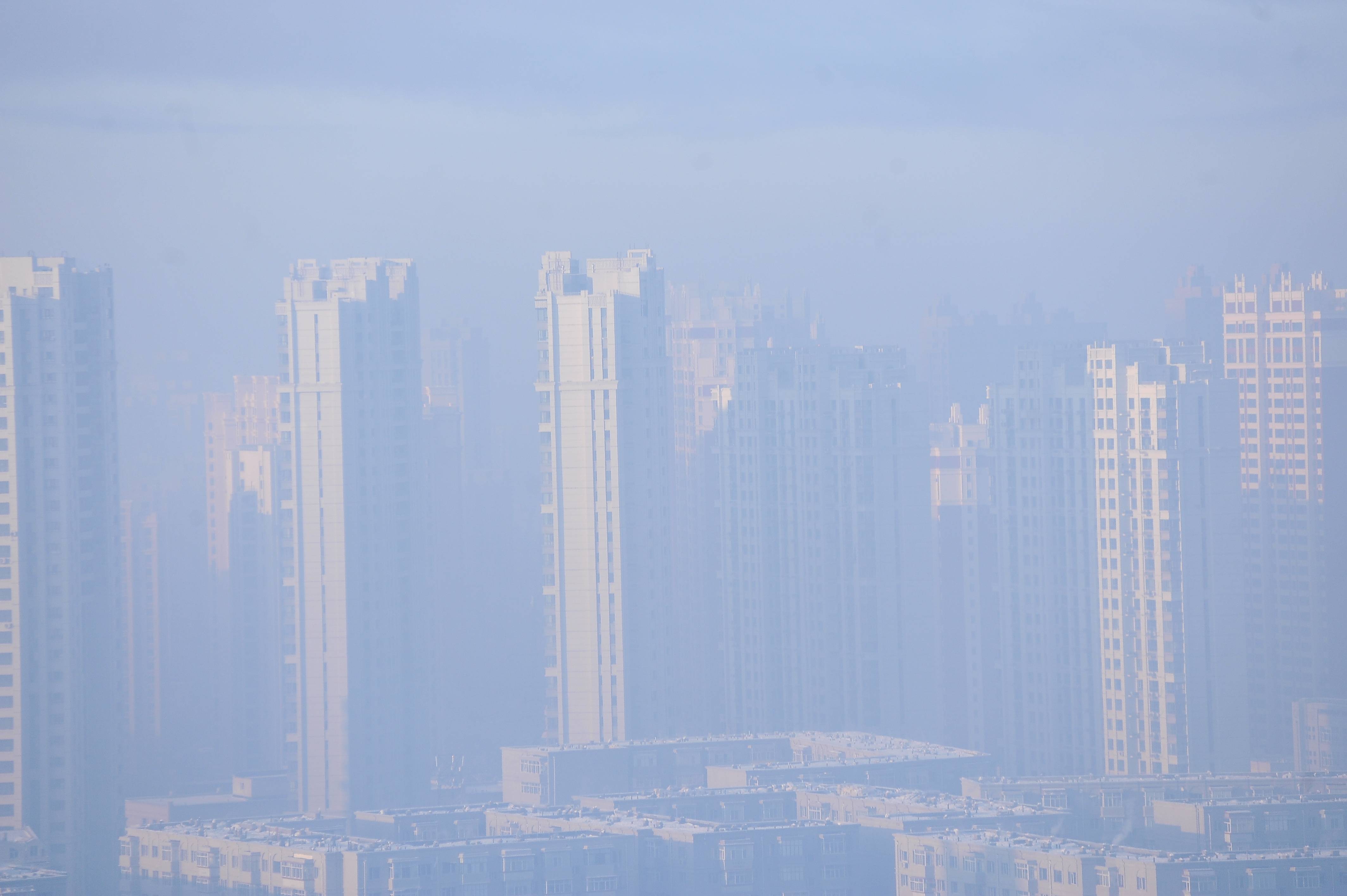 哈尔滨出现大雾天,远处高楼在雾中若隐若现,如海市蜃楼